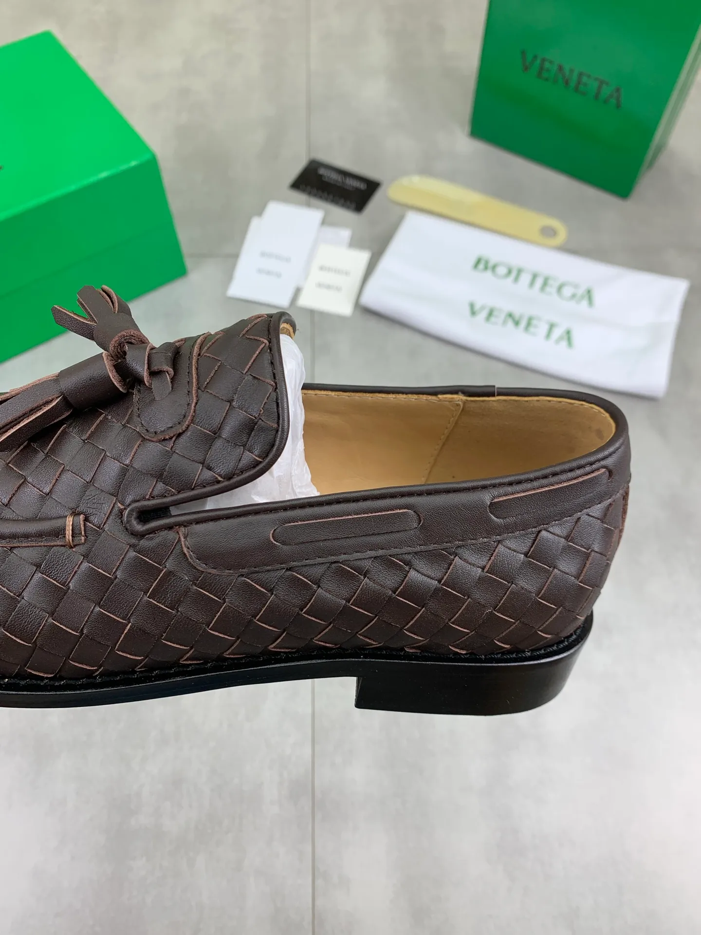Factory price P860💰Top quality (genuine leather outsole series)💎💎💎 BOTTEGA VENETA official website synchronizes the latest model, top version of the highest version of BV business leather shoes in the market, accept material comparison, shoe type comparison, process comparison, practical and textured, versatile and suitable for any occasion, the more you look at it, the more flavorful it becomes. Pure hand-woven craftsmanship - upper material, imported original hand-woven calfskin - high-quality water-dyed cowhide inside - original private model customized handmade leather outsole -Size: female 35-39 (34 40 customized) male 39-44 (38 45 customized) Comes with original BV green box, complete packaging.